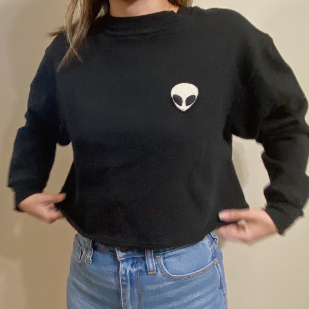 Brandy Melville Cropped Alien logo Crewneck!